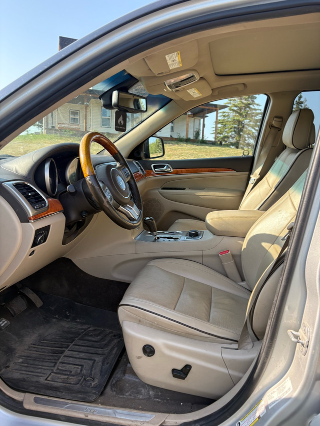 2011 jeep grand Cherokee overland in Cars & Trucks in St. Albert - Image 3