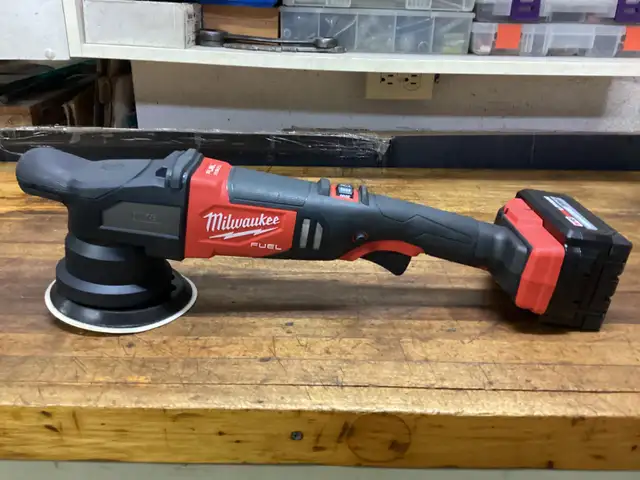 MILWAUKEE M18 FUEL BR. 15MM RANDOM ORBITAL POLISHER/6.0 AH BATT. in Power Tools in Barrie - Image 4
