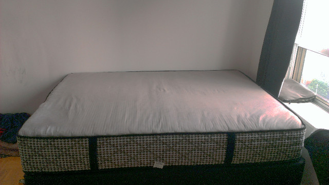 Mattress. Queen Size. Used (like new). Marilyn Monroe Collection in Beds & Mattresses in City of Toronto