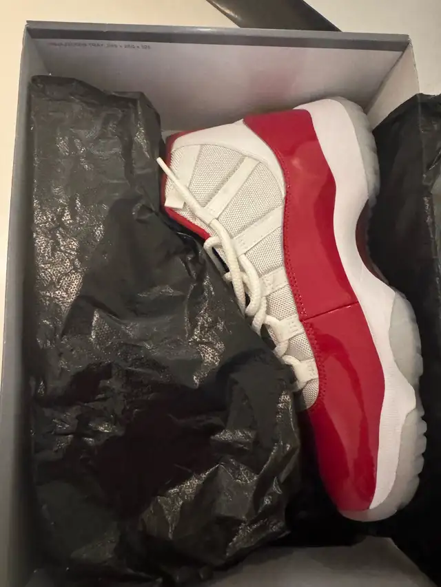 Jordan 11 Size 11 in Men's Shoes in Longueuil / South Shore - Image 4