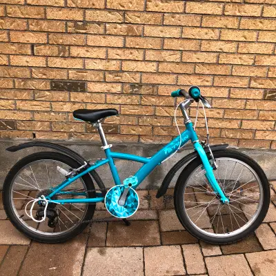 Vélo BTWIN Roue 20 pouces, béquille, garde-boue Utilisé 2 étés seulement Excellent état, comme neuf...