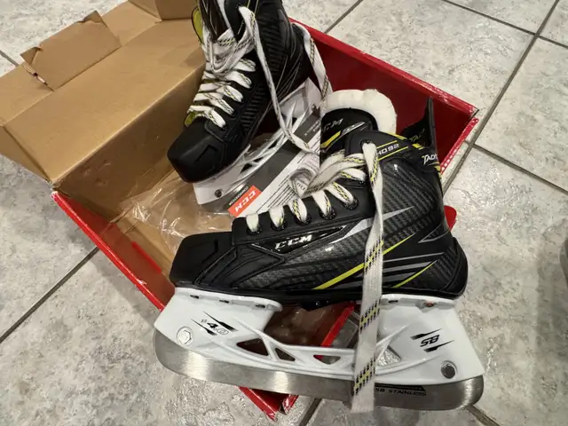 New CCM Tacks Skate Size 3 in Hockey in Markham / York Region - Image 3