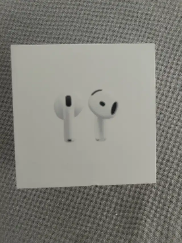 AIRPODS 4 in Headphones in City of Montréal - Image 3