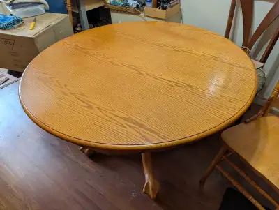 Table ronde chêne massif très solide à patte de lion. Dimensions: 48 pouces diamètre 30 pouces de ha...
