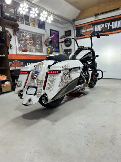 Je vends mon Road King 2020. Beaucoup d’investissement de dans. Je le vends parce que je suis sur un...
