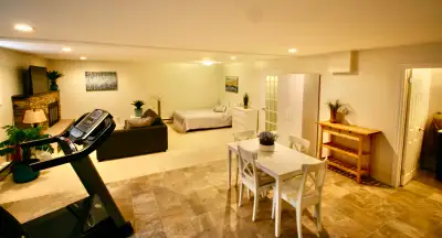 We are offering a luxurious open concept, spacious and bright apartment. Long term or short term (mi...