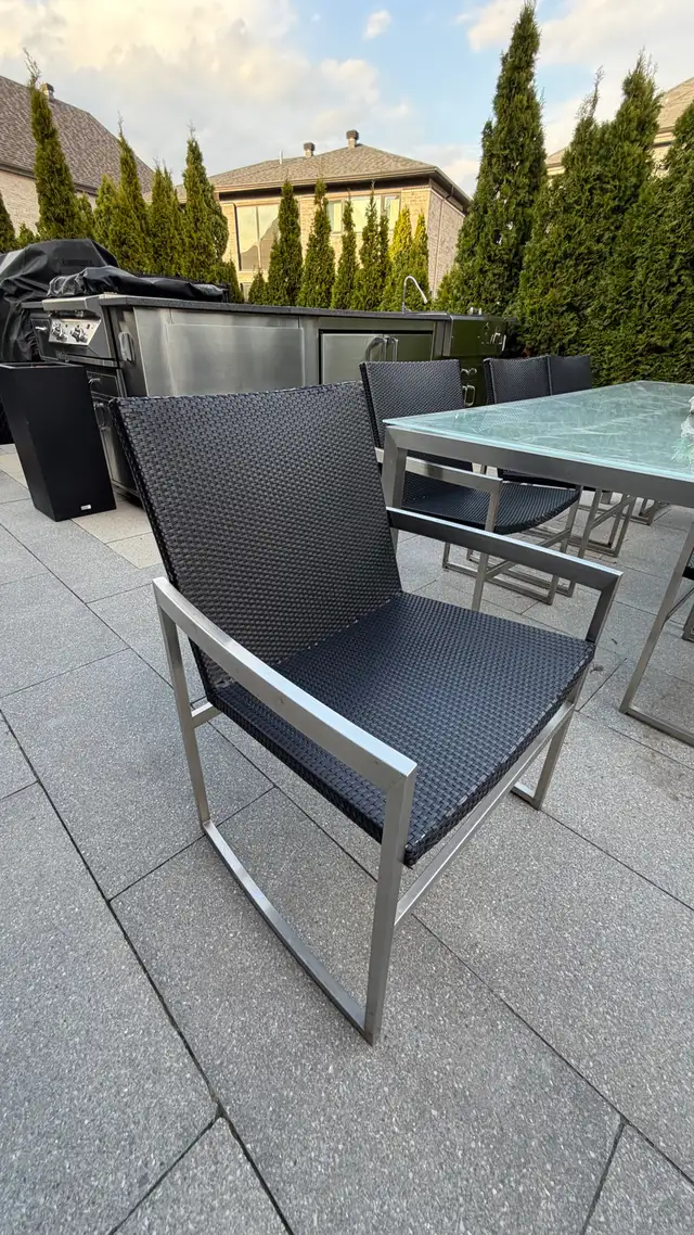 outdoor dining table and 8 chairs made by brown Jordan . in Dining Tables & Sets in Laval / North Shore - Image 4