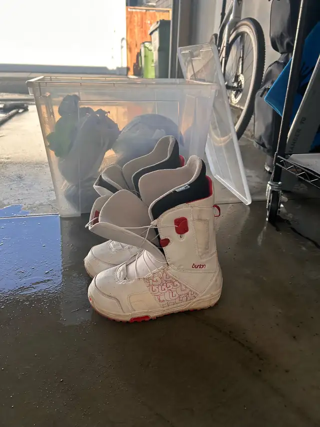 women’s size 8 Burton snowboard boots in Snowboard in Calgary - Image 3