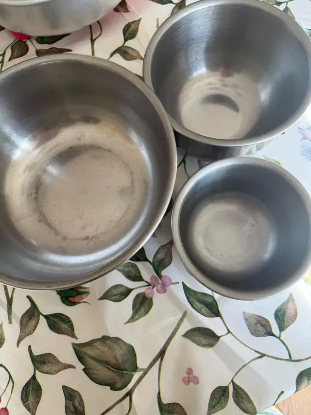 Set of 5 Aluminum Mixing Bowls and 2 Cake Pans in Kitchen & Dining Wares in Calgary - Image 6