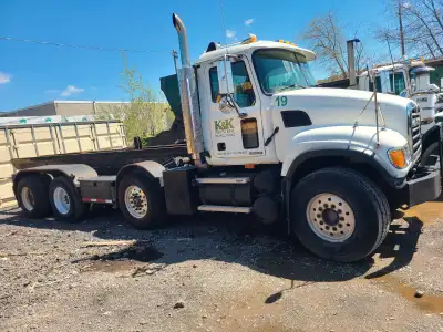 This 2006 MACK CV713 is a proven heavy-duty dump truck designed for tough jobs and long hauls. Built...