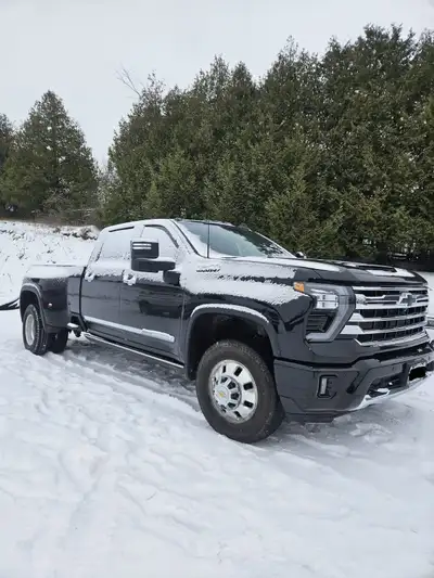 Exceptional, mint condition fully loaded. Only 56 000 km! Truck comes with a Gooseneck trailer K-TRA...