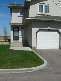 BEAUTIFUL BRIARWOOD TOWNHOUSE IN S'TOON FOR RENT APRIL 1ST