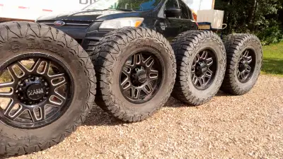 Beautiful gloss black 17" x 8.5" 8x 6.5 bolt pattern. Has 33x 12.5 Haida's (load range e) on that sh...