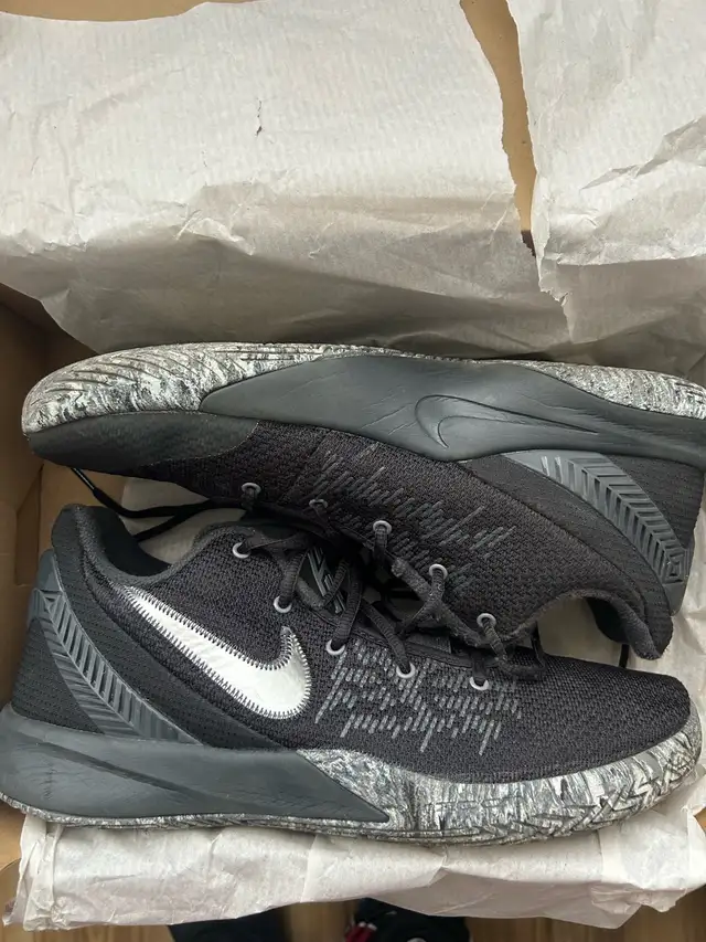 Kyrie fly trap 2 in Men's Shoes in Markham / York Region - Image 2