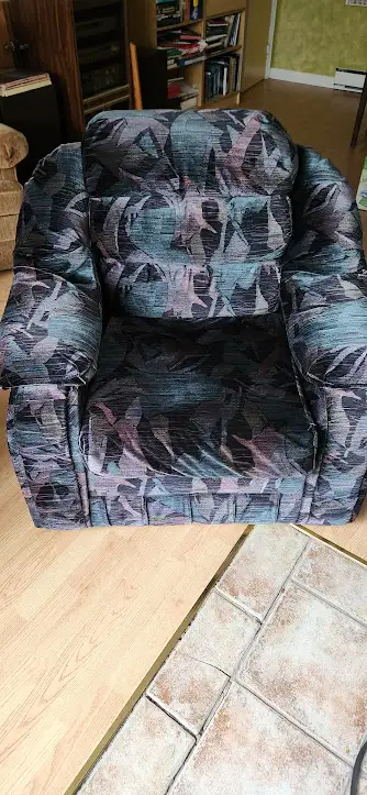 Fauteuil de salon, très bonne condition, couleur gris, bleu, en tissus. Très propre et dans une pièc...