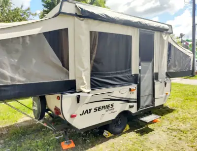 * À Louer * Possibilités de Livraison en Mauricie selon nos disponibilités + $$ * Belle grande Tente...