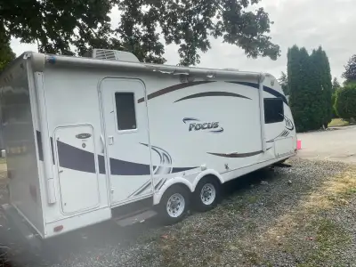 2011 tandem axle Heartland Focus 24 foot in length .. Power awning .. Power jack.. Light weight vert...