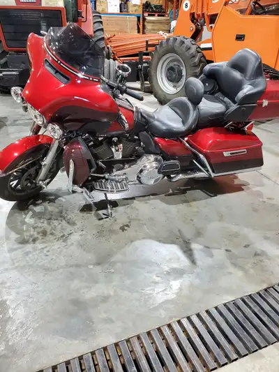 2019 Harley Davidson Ultra Limited Motorcycle. Has Boom audio 1; stage II to engine (w/SE tuner), SE...