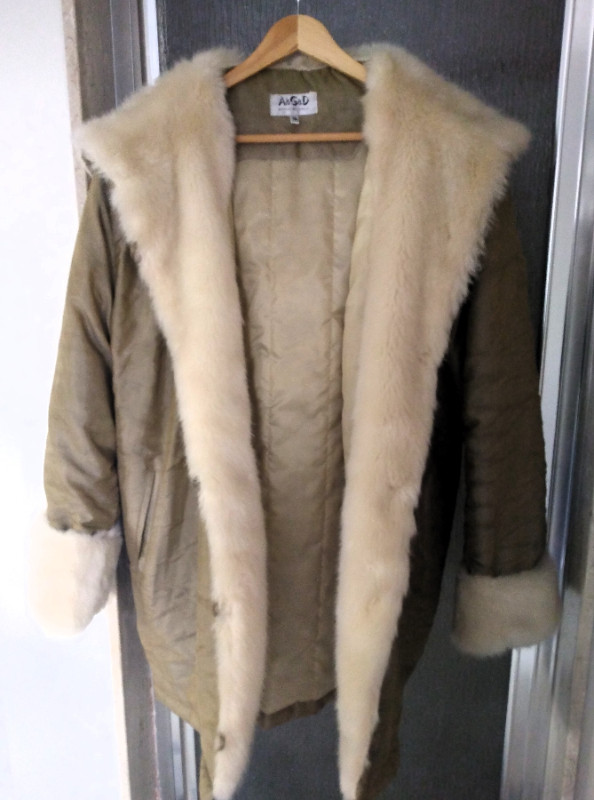 Hooded winter jacket in Women's - Tops & Outerwear in Markham / York Region - Image 3