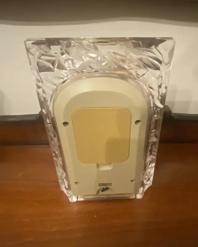 Vintage Seiko Quartz Crystal Mantle Clock Rotating Pendulum. in Home Décor & Accents in Markham / York Region - Image 9