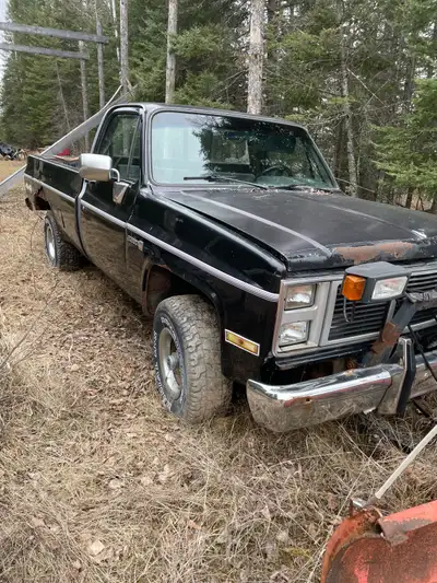 1985 GMC Sierra K1500 for sale. Complete truck not parting out but engine seized. Plow has been remo...