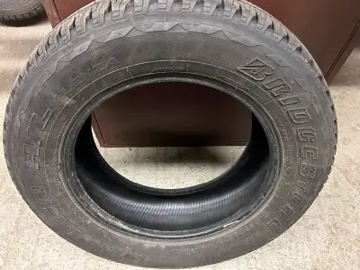 This is a Bridgestone Dueler H/L Alenza almost brand new,235/65R17.