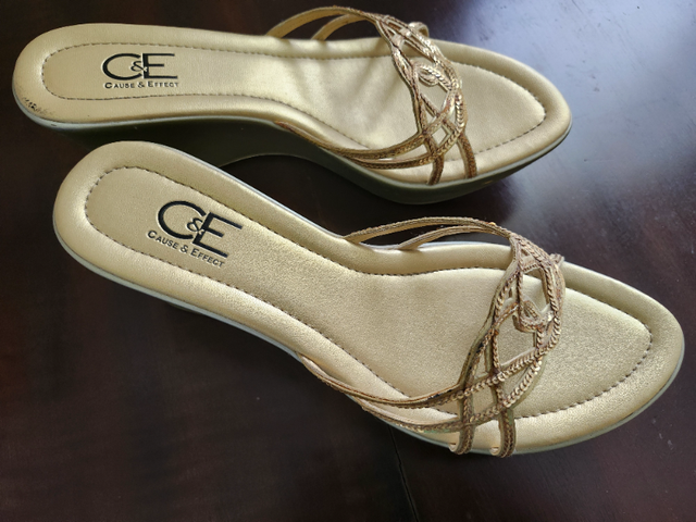 gold sequin slip on sandals / shoes size 8 in Women's - Shoes in Kitchener / Waterloo - Image 5