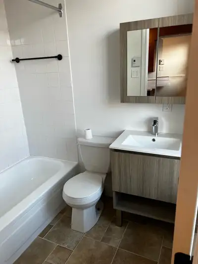 Offrez-vous ce superbe appartement de type 4 ½ au deuxième étage, sur une rue tranquille à quelques...