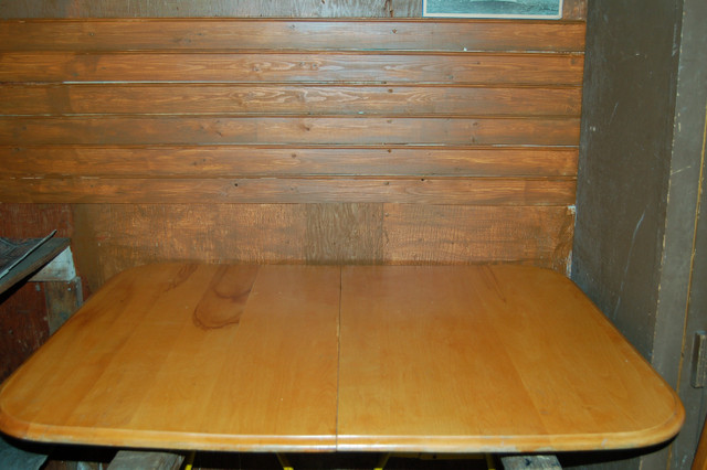 TABLE DE CUISINE EN ERABLE ET CHAISES EN BABICHE dans Mobilier de salle à manger et cuisine  à Ville de Montréal - Image 2