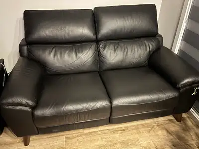 Fauteuil causeuse a vendre en cuir noire inclinable élevtrique, View more