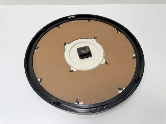 Large 20 Inch Wall Clock With Picture Frames in Home Décor & Accents in Ottawa - Image 3