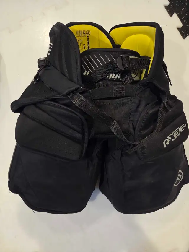hockey goalie pants warrior int small med rx3e+ in Hockey in London - Image 2