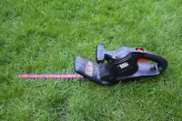 Taille-haie Black and Decker, outil jardinage