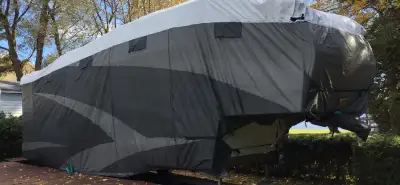 Housse pour roulotte à sellette de grandeur entre 28 et 31 pieds de marque ADCO. Payé 670$. À été ut...