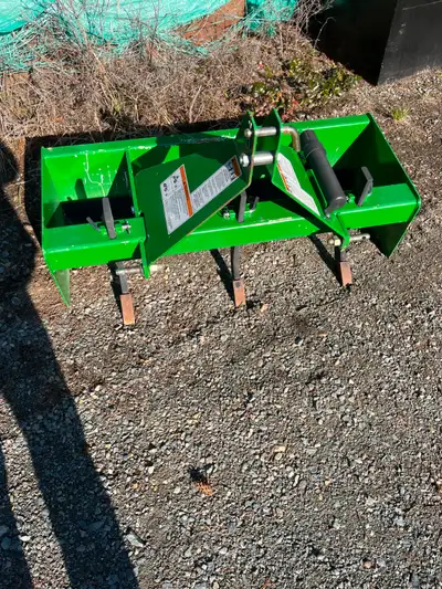 2019 Frontier BB2048L 3 PT hitch 48" box blade with 3 ripper shanks. It's in new condition. Has a li...