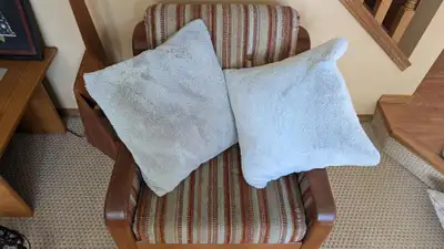 This item is available, located in Sundance SE, call or text 587-776-0544 Set of 6 throw pillows. Gr...