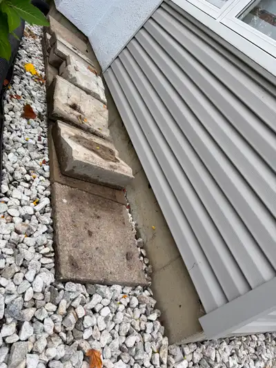 À donner gratuitement : dalles et blocs de béton (pavés) situés le long de la maison, tels que montr...