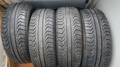 4 pneus Pirelli P4 a/s 205/55r16 jamais de crevaison et en très bonne condition.