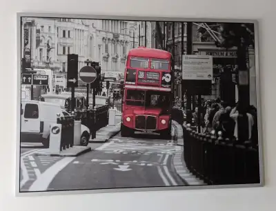 - Très grand cadre Ikéa représentant un autobus Londonien. Grandeur : 55.5 po de large x 38.5 po de...