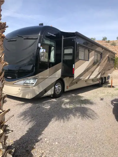 2008 Fleetwood Revolution 42k Beautiful luxury motorhome in top condition, powered by 400 hp isl Cum...