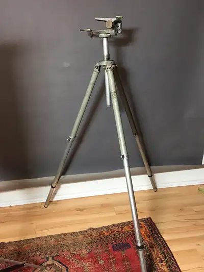 Extends up to about 7 feet with centre column. Including a Manfrotto horizontal bar. Including a few...