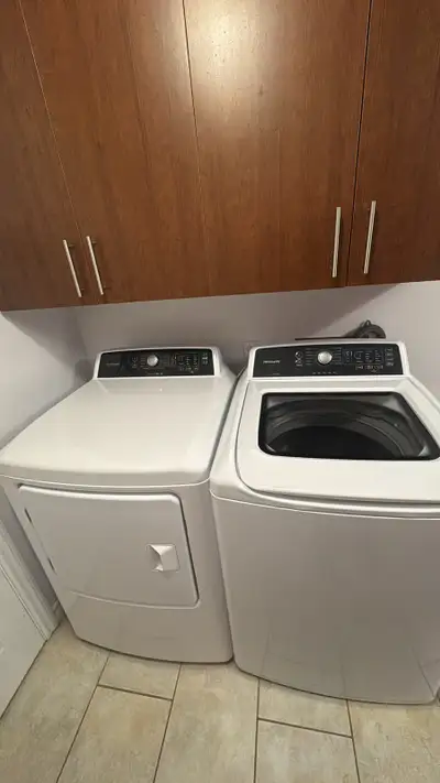 4 électroménagers (laveuse, sécheuse, cuisinière et frigo), View more