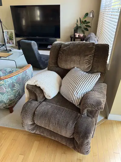Selling a very comfortable La-Z-Boy rocker recliner in great condition. Professionally deep cleaned...