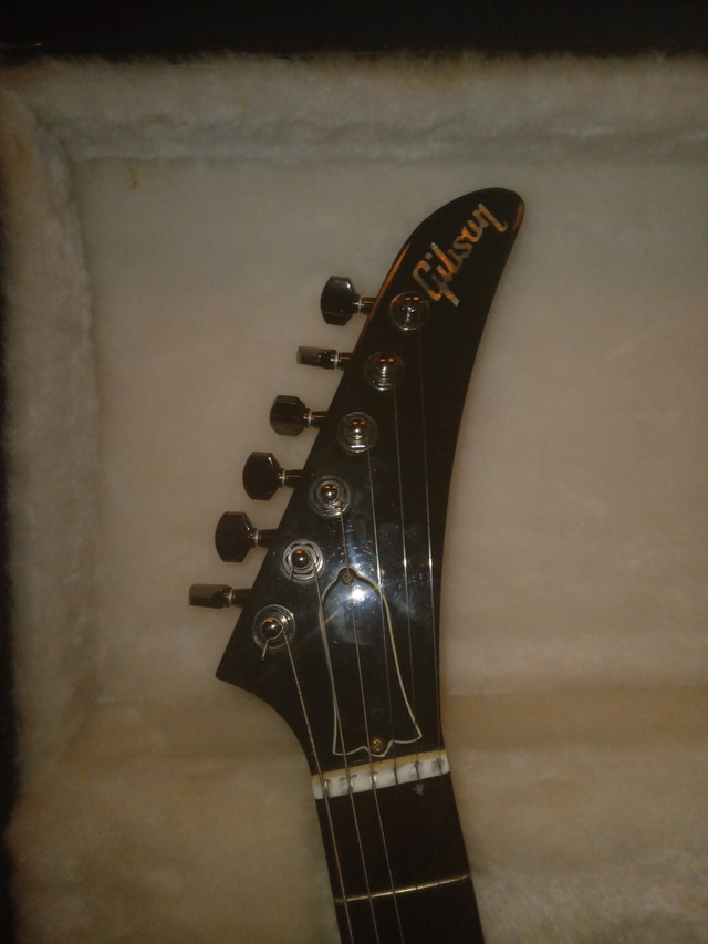 2008 Gibson Explorer 1800$ in Guitars in Thompson - Image 2