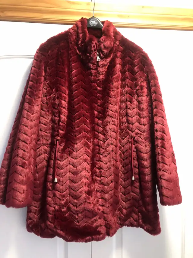 Coat womans in Women's - Tops & Outerwear in St. Catharines - Image 2