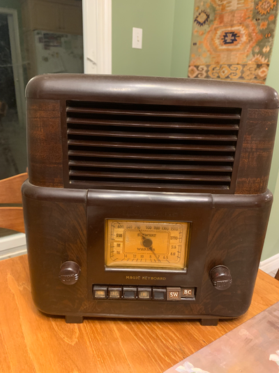 Fully working, beautiful example from the era. No cracks in the case. This is a very rare bakelite,...