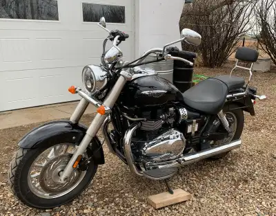 2013 Triumph America, 900 Fully serviced by owner, Comes with quick release wind shield, leather pan...