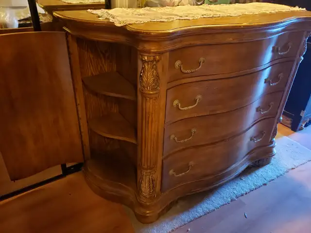 Ornate Solid Wood Bombe Chest - 4 Drawers & Hidden Side Cabinets in Dressers & Wardrobes in Mississauga / Peel Region - Image 4