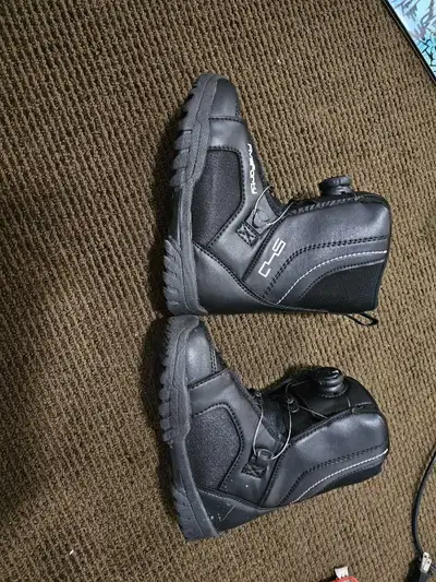 Kids five forty snowboard boots. Size 3 US (32 EU) Boa style laces. Excellent condition.