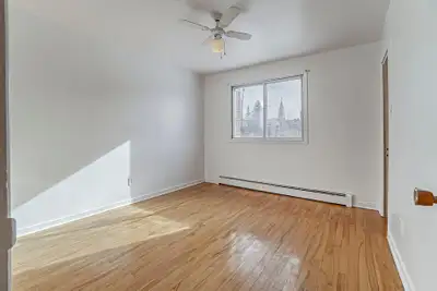 3 1/2 avec 1 chambre fermée salle de bain rénovée 2 balcons corde à linge stationnement sans problèm...